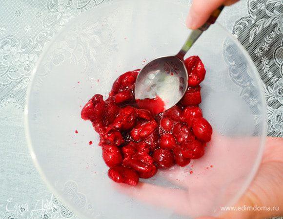 Размороженную или свежую вишню разомнем в миске. 