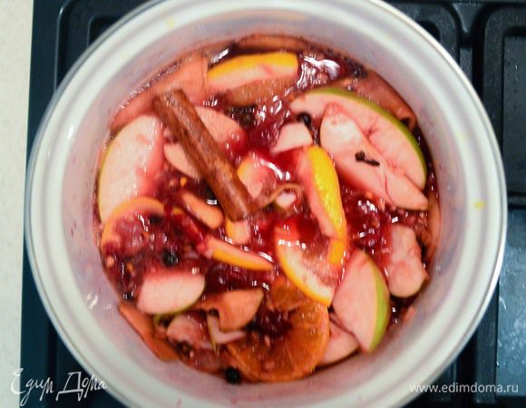 Добавим к пряностям вишню с медом и фрукты. Хорошенько перемешаем и поставим на маленький огонь. 