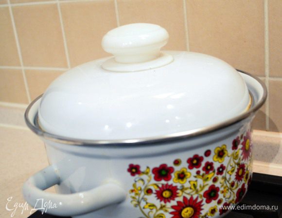 Накроем кастрюлю крышкой и оставим на пару минут нагреваться. Заготовка под глинтвейн не должна закипать! Нам нужно лишь добиться максимального выделения сока. 