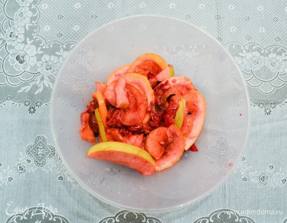 Вынем лишние фрукты из кастрюли, освобождая место под вино. Стараться вылавливать все не стоит. Не выкидывайте фрукты, они нам еще пригодятся. 