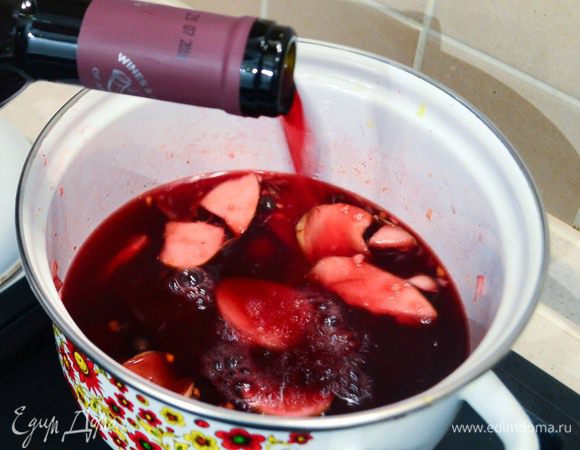 В кастрюлю нальем вино. 