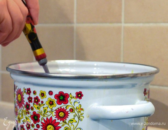 Периодически проверяя и помешивая наш будущий напиток, нагреем вино градусов до 80. Доводить его до кипения опять же не нужно. 