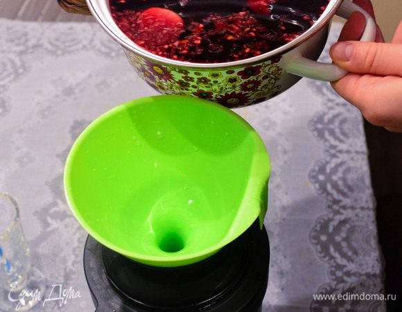 Обычно после нагревания глинтвейн советуют держать под крышкой, но я делаю по-другому, переливаю его в большой термос, куда предварительно кладу вынутые из кастрюли фрукты. В герметично закрытой посуде глинтвейн отлично настаивается и долго не остывает. Идеально для тех, кто любит наслаждаться обжигающим пряным вином на протяжении всего вечера!
На этом этапе положите сахар, если любите сладкие напитки. Я предпочитаю обходиться без него. 