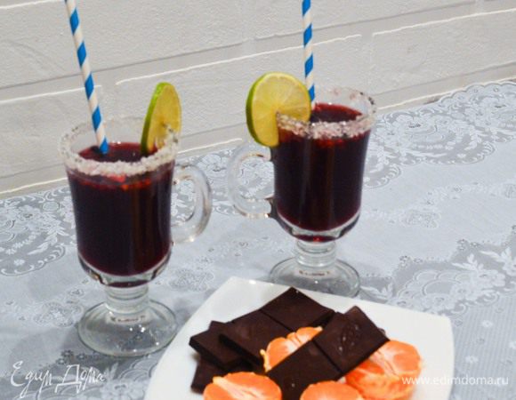 Готовый напиток разольем по бокалам.