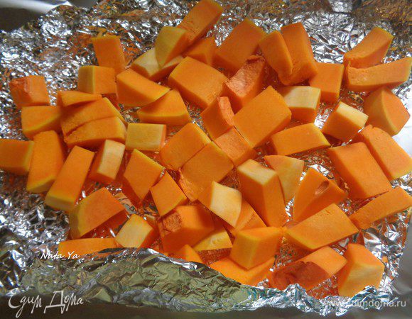Вначале приготовим тыквенное пюре. Тыкву очистим, порежем кубиками и выложим на противень, покрытый фольгой.