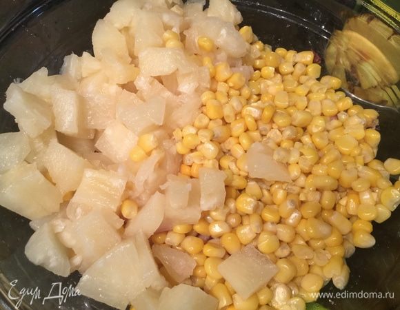 В большой миске смешайте курицу, порезанные на кусочки ананасы, кукурузу.