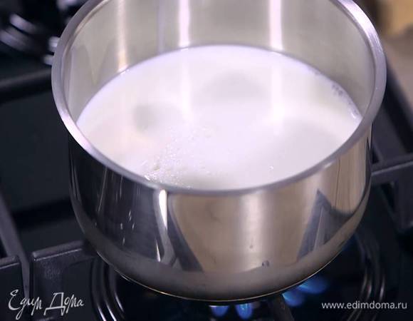 Молоко влить в кастрюлю и довести до кипения.