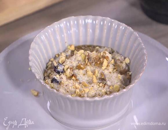 Готовую кашу разложить в тарелки, полить кленовым сиропом и посыпать орехами.