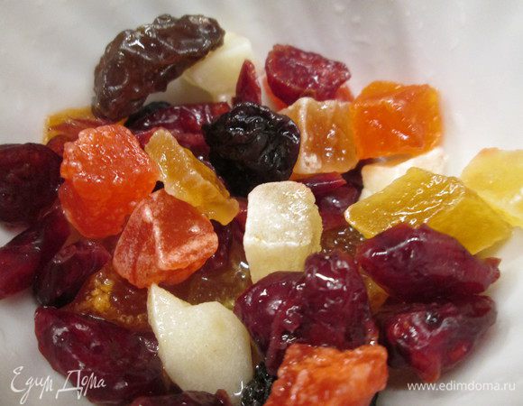 Замачиваем цукаты в роме (коньяке, бренди).