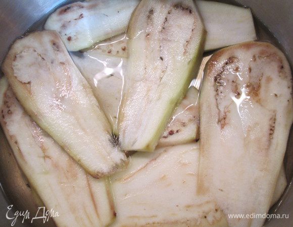 Очищенные и нарезанные тонкими ломтиками баклажаны (7-9 ломтиков) отвариваем в небольшом количестве воды с сахаром и ромом (коньяком, ликером, бренди).