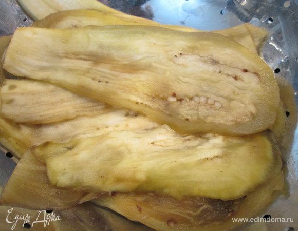 Когда баклажаны будут готовы, перекладываем их в дуршлаг.