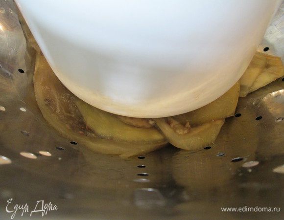 Ставим на них пресс на несколько минут — даем стечь воде из баклажан.