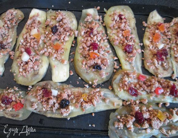Ломтики баклажан посыпаем крошкой миндального печенья, цукатами.