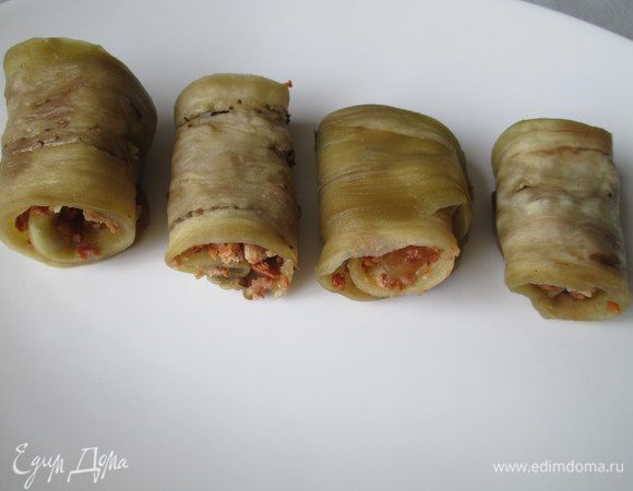 Баклажаны с начинкой сворачиваем рулетом и укладываем на тарелку.