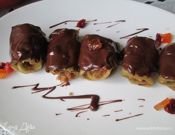 Поливаем их растопленным на водяной бане шоколадом.