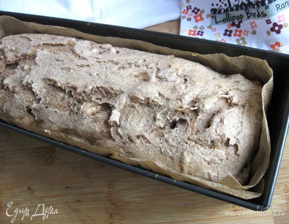 Поставить в духовку. Через каждые 5 минут сбрызгивать хлеб из пульверизатора. Через 20 минут после начала выпечки температуру снизить до 200°С. Через 30 минут убавить температуру до 180°С. Выпекать еще 10 минут. Общее время выпечки — примерно 1 час. Выключить духовку. Дать постоять в духовке 5 минут.