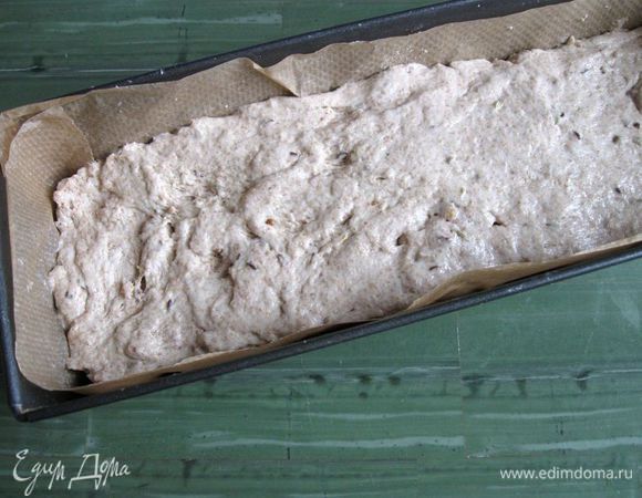 Поместить тесто в форму, разровнять, провести по поверхности ладонью, смоченной водой.