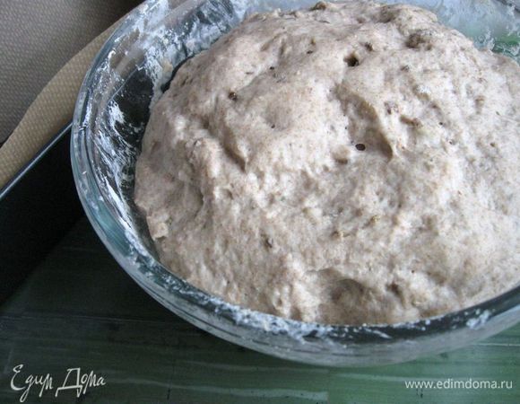 Оставить под полотенцем на 1 час для подъема. Духовку разогреть до 220°С. Подготовить пульверизатор с водой. Форму (дно и борта) закрыть бумагой для выпечки.
