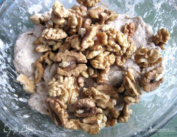 Замесить тесто, добавить орехи (половинки ореховых ядер, в крайнем случае, четвертинки), размешать. 