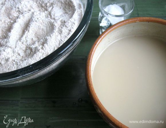 Дрожжи растворить в теплой воде, добавить мед. В муку добавить соль. Постепенно добавлять   воду с дрожжами и медом в муку, перемешивая. Лучше сначала взять чуть меньше воды, потом добавить, если требуется. Добавить специи.
