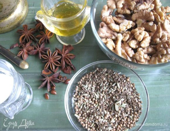 Растолочь в ступке семена аниса. Смешать специи (анис, кориандр, фенхель, тмин).