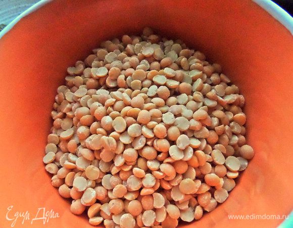 Горох замочить, желательно, и слить потом воду.
