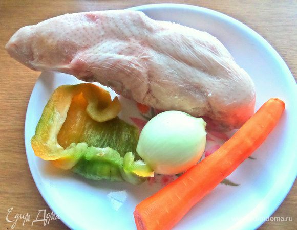 Для супа нужен бульон куриный, варю обычно на куриных спинках, наваристый получается. Закипятить куриные части, слить воду, варить в чистой подсоленной воде. 
