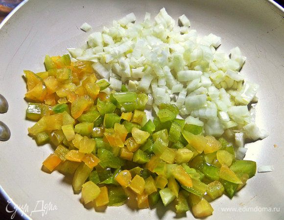 Перец и луковицу нарезать на кубики и высыпать в сковороду с маслом.