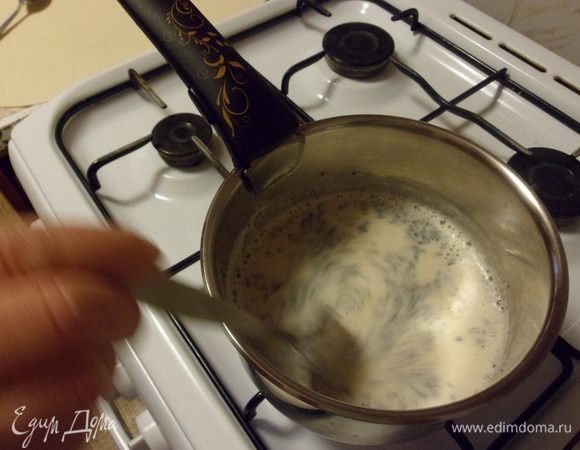 Варите чай на медленном огне, помешивая, около 5 минут.