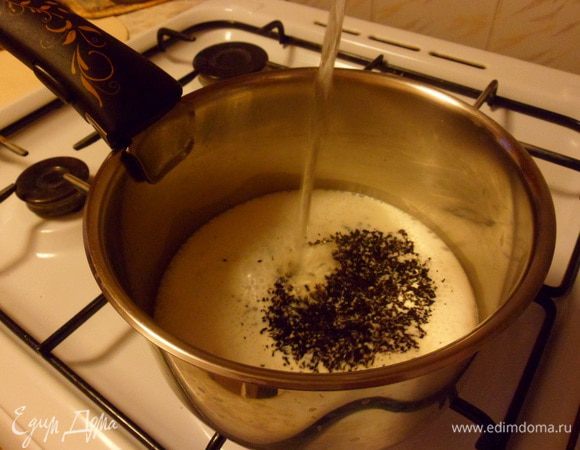 В кипящее молоко всыпьте чай и сразу влейте горячую воду.