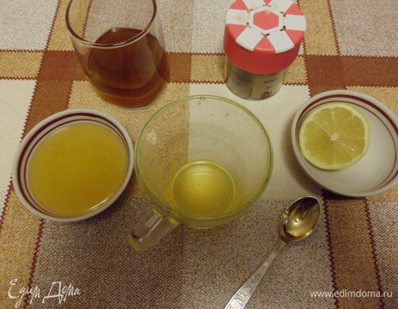 Воду вскипятить и заварить чай из расчета 1 ч. л. на персону, процедить. Прозрачную стеклянную чашку обдать горячей водой, положить мед, выжать лимонный сок, влить виски и горячий чай. Перемешать. С нетерпением ждем 3 минуты!