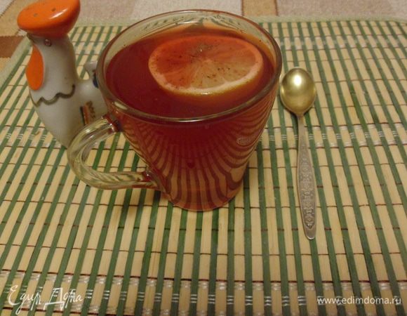 Готово. Посыпаем мускатным орехом, дополняем палочкой корицы и ломтиком лимона. Наслаждаемся тодди!