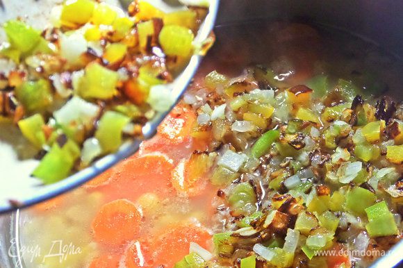 Перенести со сковороды обжаренные овощи.