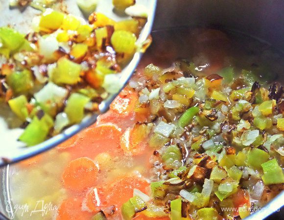 Перенести со сковороды обжаренные овощи.