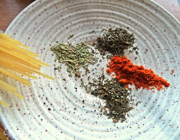 Всыпать розмарин, базилик, паприку, мяту.