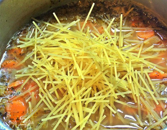 Высыпать их в суп за 5 — 7 минут до окончания варки. 