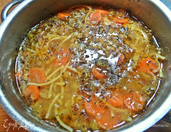 Проварить все вместе, выключить и дать немного настояться под крышкой супу.