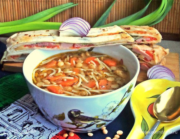 Классическая подача с брускеттой с сыром или томатами. Мы ели его с лепешками из лаваша с начинкой из сыра, ветчины, томатов с эл. гриля.