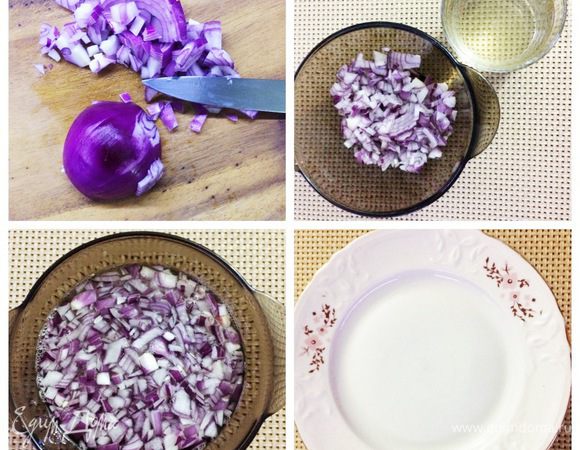 Лук чистим, мелко нарезаем и маринуем. Для маринада вскипятить воду с сахаром и солью. Снять с огня, влить 2 ложки уксуса (у меня яблочный). Полученный маринад влить в лук, накрыть тарелочкой и оставить до полного остывания.
Когда остынет, откидываем маринованный лук на сито и даем всей жидкости стечь.