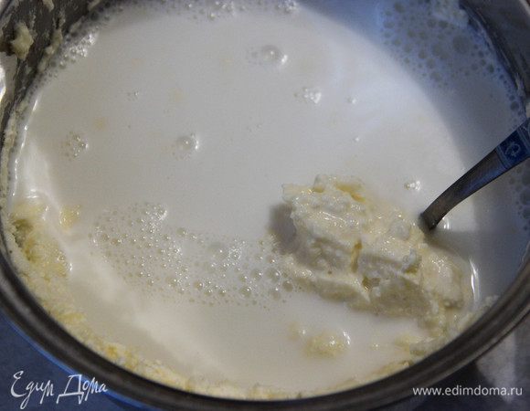 Подогреем, но не кипятим, молоко (я делала это в микроволновке). Растворяем в нем набухший желатин, а затем добавляем в творожную массу. Все тщательно перемешать и разделить на две части.