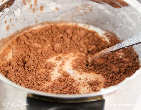 В одну часть насыпаем какао-порошок и хорошо перемешиваем. Во вторую (по желанию) можно добавить сухофрукты, орехи, кокосовую стружку — все, что угодно! 