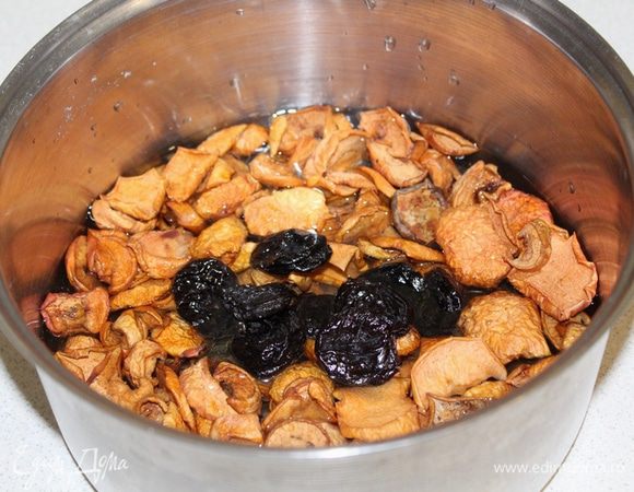 Сушеные яблоки и чернослив тщательно промыть, замочить на 1 час в теплой воде. Слейте воду.