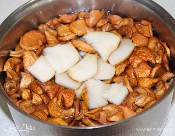 Залейте холодной водой, поставьте на огонь, доведите до кипения. Добавьте дольки свежей груши, проварить 3 — 4 минуты. Добавить ложку меда.