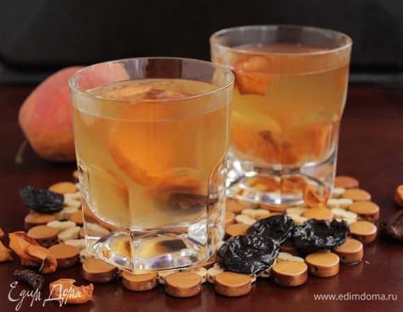 Взвар накройте и дайте настояться около 1 часа. Подавайте теплым.