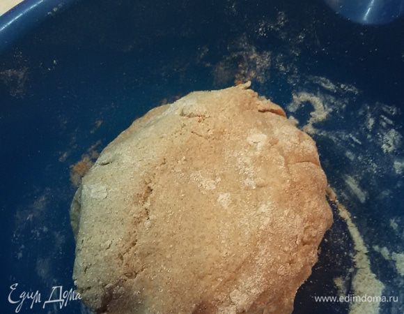 Яйца отварить, остудить и очистить.
Замесить тесто из сметаны, муки и соли. Оно будет как на пельмени.