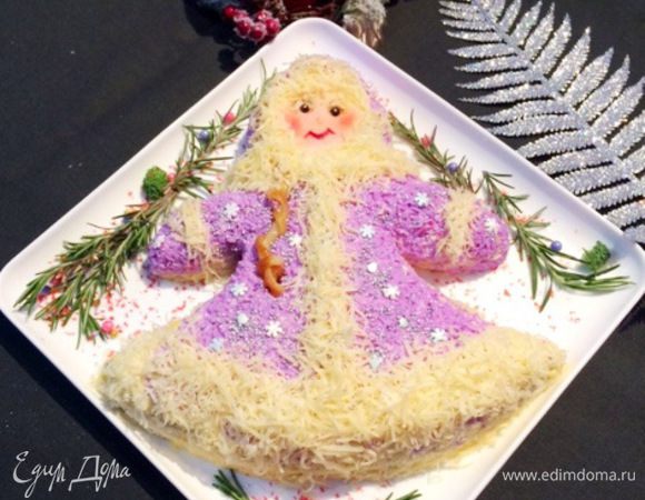 Немного колдовства, и вот такой салат в виде Снегурочки можно подать к праздничному столу.