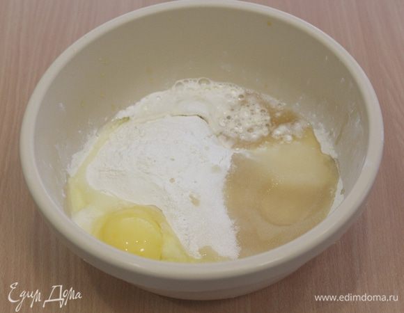 Просеять муку, добавить сахар, коньяк, молоко и яйцо.