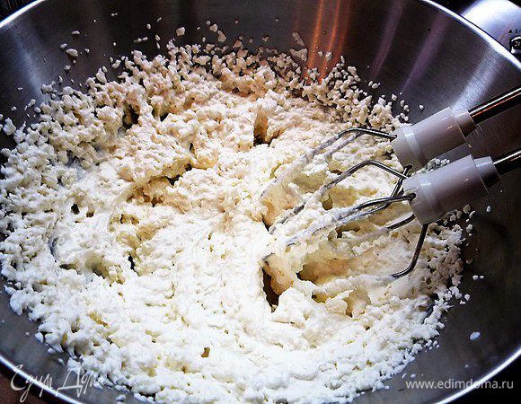 В отдельной чашке смешиваем рикотту со сливками, добавляем сахар, ванилин и лимонный сок. Все интенсивно взбиваем в крем.