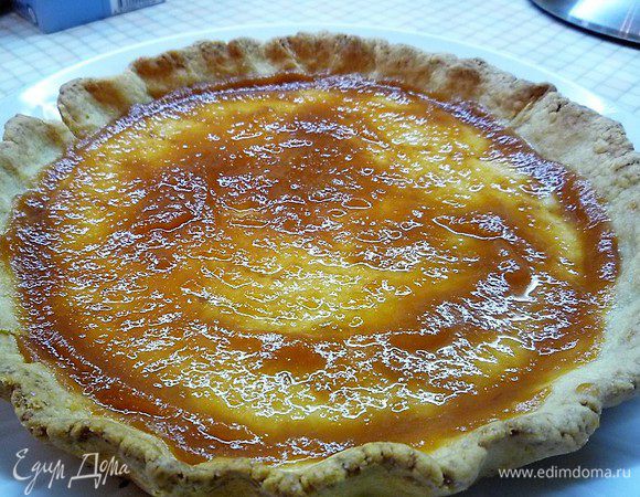 Остывшую песочную основу смазываем абрикосовым джемом.