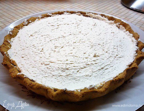 Поверх джема аккуратно распределяем творожно-сливочную начинку.